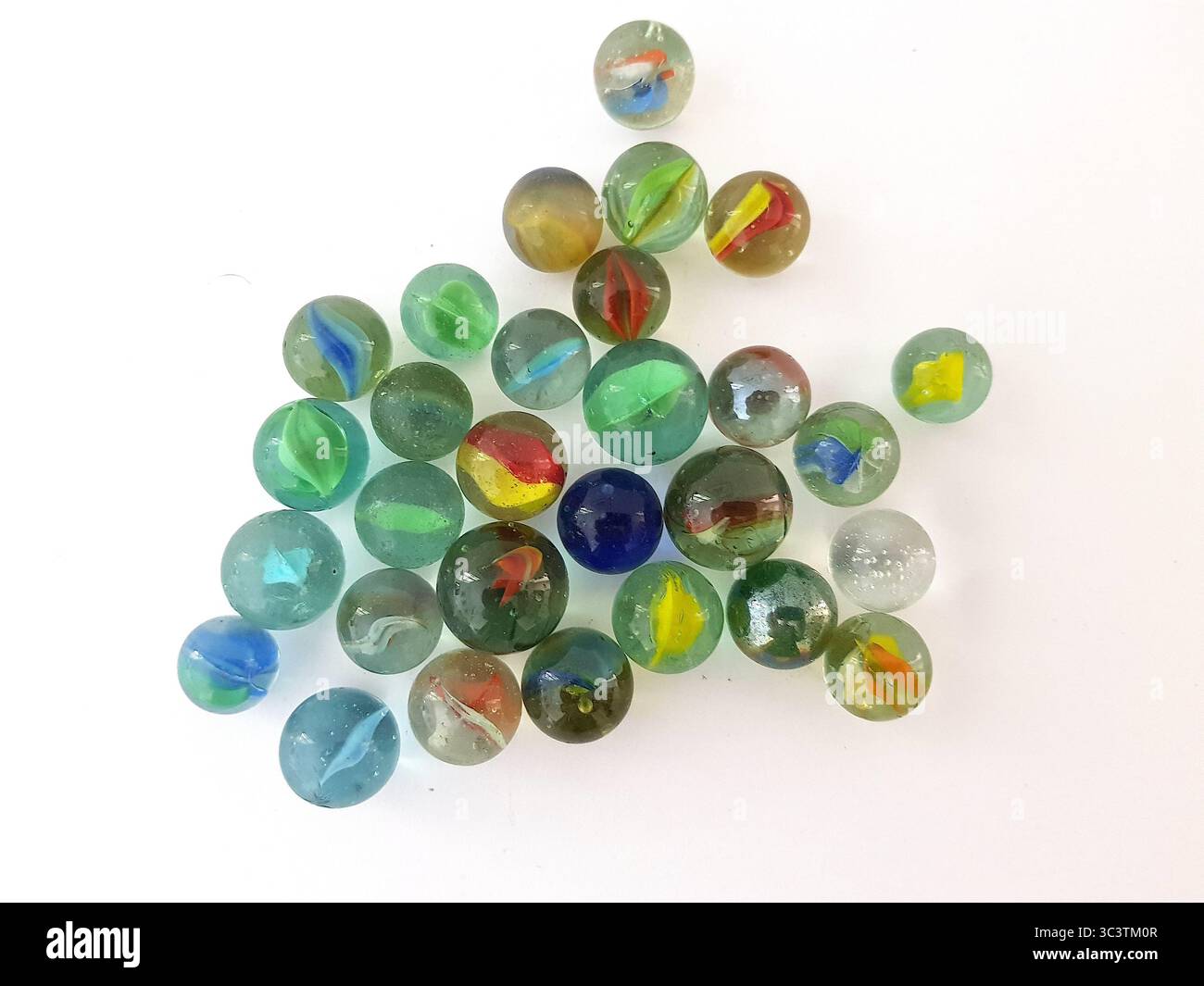 Marmi di vetro vintage su sfondo bianco. Foto Stock