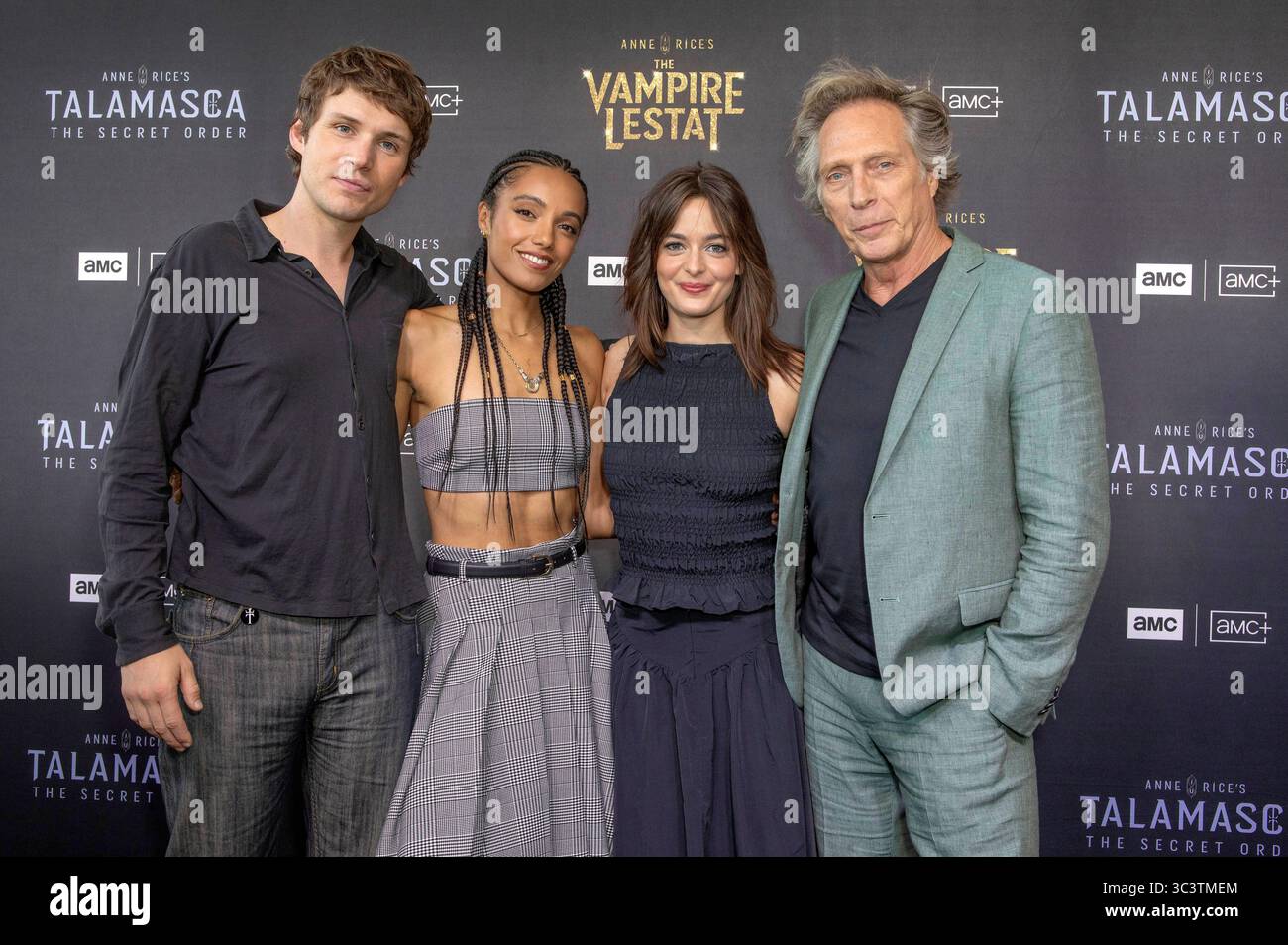 Nicholas Denton, Maisie Richardson-Sellers, Celine Buckens e William Fichtner bei der AMC Anne Rice's Talamasca e intervista al Vampire cocktail Party auf der San Diego Comic-con International 2025 m sul tetto Nolen. San Diego, 26.07.2025 *** Nicholas Denton, Maisie Richardson Sellers, Celine Buckens e William Fichtner all'AMC Anne Rice's Talamasca e intervista al Vampire cocktail Party al San Diego Comic con International 2025 al Nolen Rooftop San Diego, 26 07 2025 foto:XC.xVanxWagonerx/xFuturexImagex amc 5741 Foto Stock
