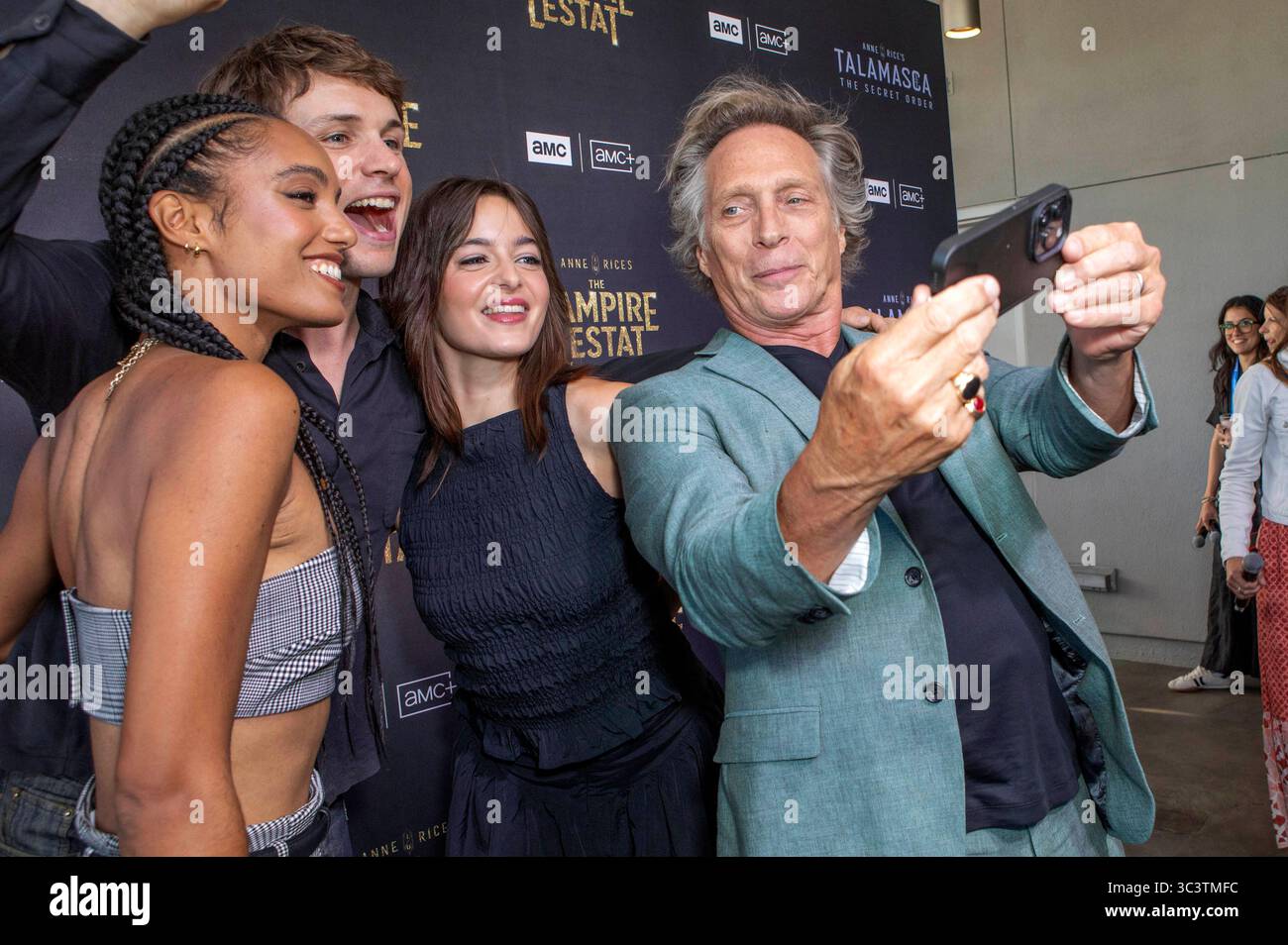 Maisie Richardson-Sellers, Nicholas Denton, Celine Buckens e William Fichtner bei der AMC Anne Rice's Talamasca e intervista al Vampire cocktail Party auf der San Diego Comic-con International 2025 m sul tetto Nolen. San Diego, 26.07.2025 *** Maisie Richardson Sellers, Nicholas Denton, Celine Buckens e William Fichtner all'AMC Anne Rice's Talamasca e intervista al Vampire cocktail Party al San Diego Comic con International 2025 al Nolen Rooftop San Diego, 26 07 2025 foto:XC.xVanxWagonerx/xFuturexImagex amc 5743 Foto Stock