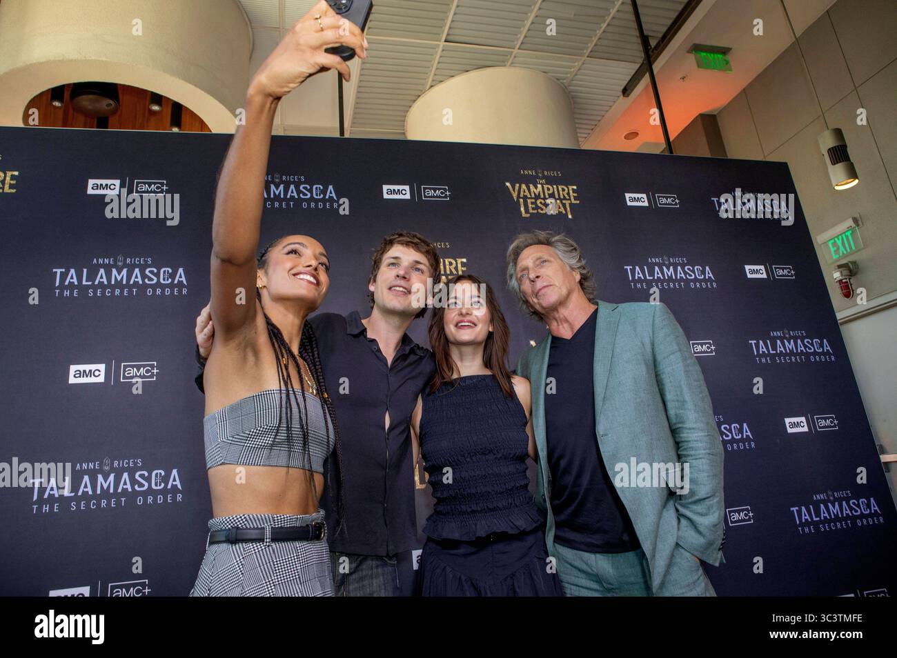 Maisie Richardson-Sellers, Nicholas Denton, Celine Buckens e William Fichtner bei der AMC Anne Rice's Talamasca e intervista al Vampire cocktail Party auf der San Diego Comic-con International 2025 m sul tetto Nolen. San Diego, 26.07.2025 *** Maisie Richardson Sellers, Nicholas Denton, Celine Buckens e William Fichtner all'AMC Anne Rice's Talamasca e intervista al Vampire cocktail Party al San Diego Comic con International 2025 al Nolen Rooftop San Diego, 26 07 2025 foto:XC.xVanxWagonerx/xFuturexImagex amc 5742 Foto Stock