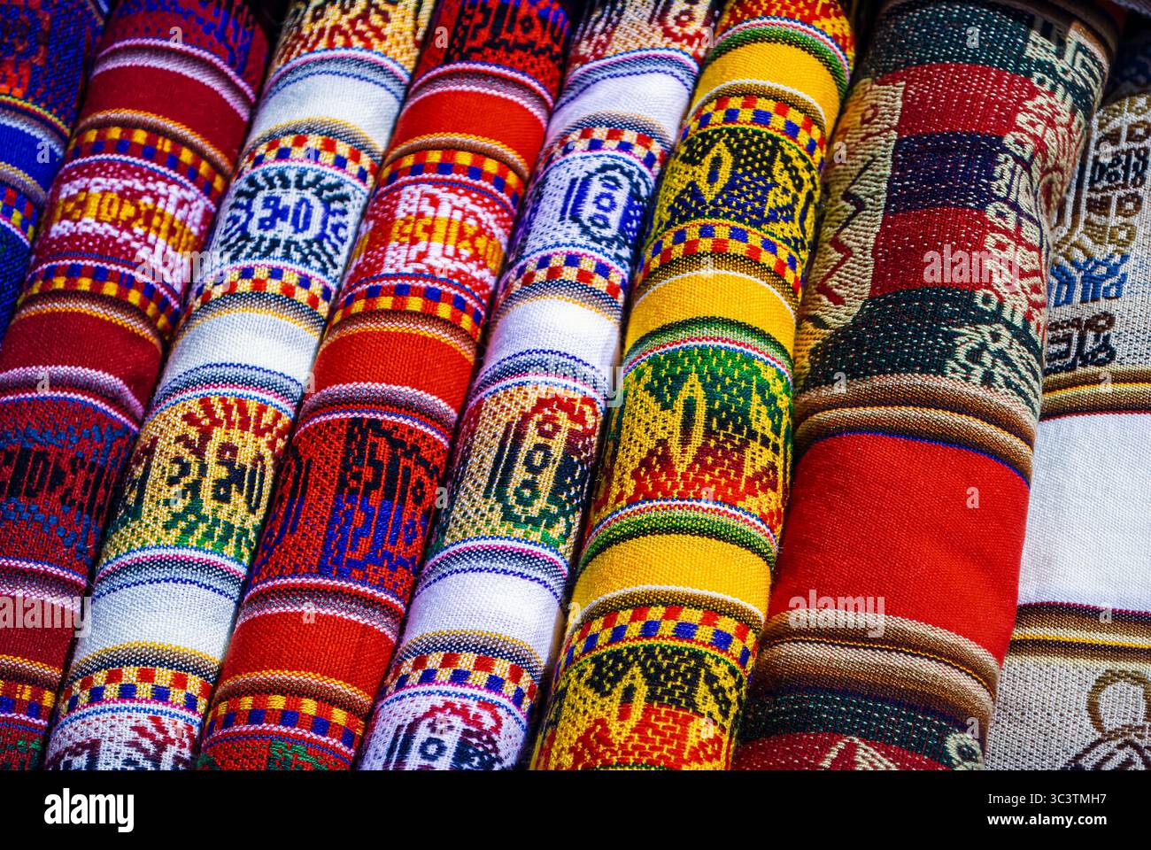 Perù, 2 maggio 2009: A Kaleidoscope of Colors: Exploring the Artistry of Peruvian Fabric Designs Foto Stock