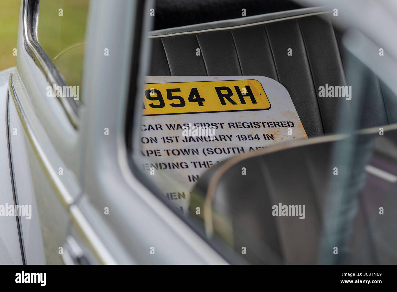Maggiolino Volkswagen d'epoca. Icona colorata della controcultura con un design splendido, con curve meravigliose e stravaganti. Un'auto d'epoca. Foto Stock