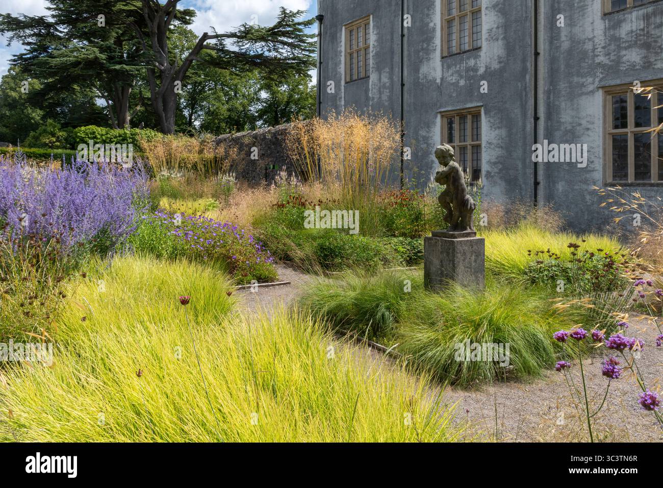 St. Fagans Castle and Gardens vicino a Cardiff, Galles del Sud, Regno Unito. Grade i elencò la residenza elisabettiana e il giardino Foto Stock