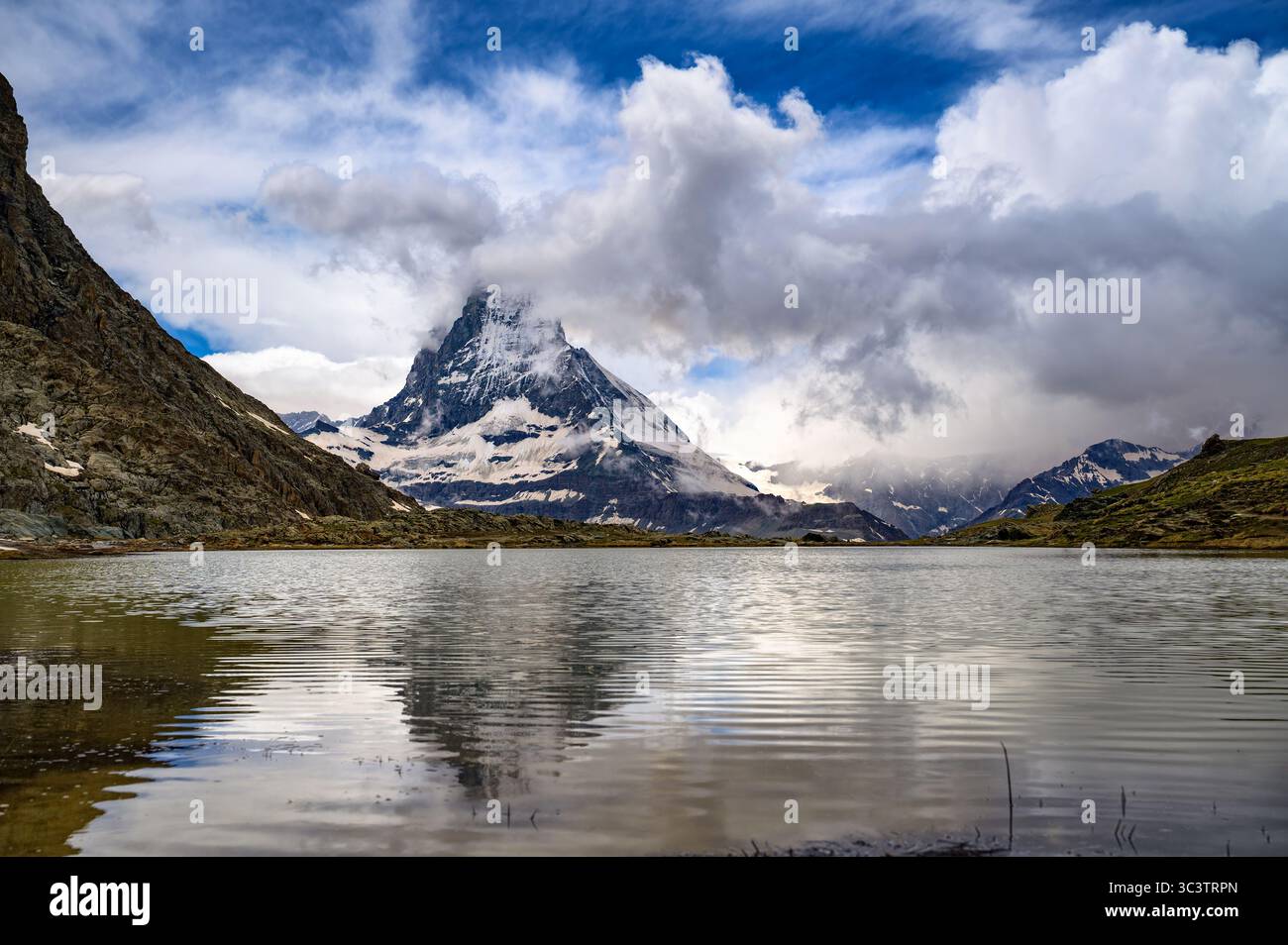 Cervino riflesso nel lago Riffelsee, Alpi svizzere Foto Stock