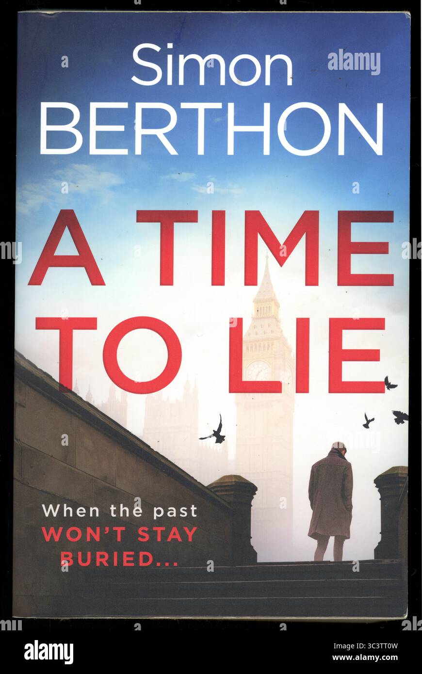 Copia usata del libro cartaceo A Time to Lie di Simon Berthon, un thriller di azione politica e avventura criminale. 2020, Londra, Regno Unito Foto Stock