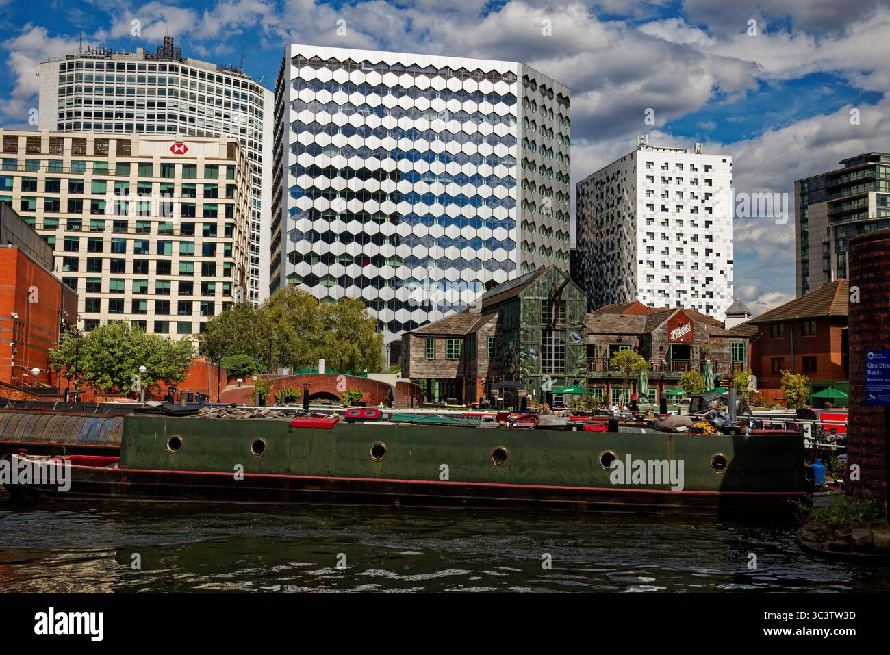 Vista dall'altra parte del bacino di gas Street verso i moderni e alti edifici del centro di Birmingham, in Inghilterra. Foto Stock