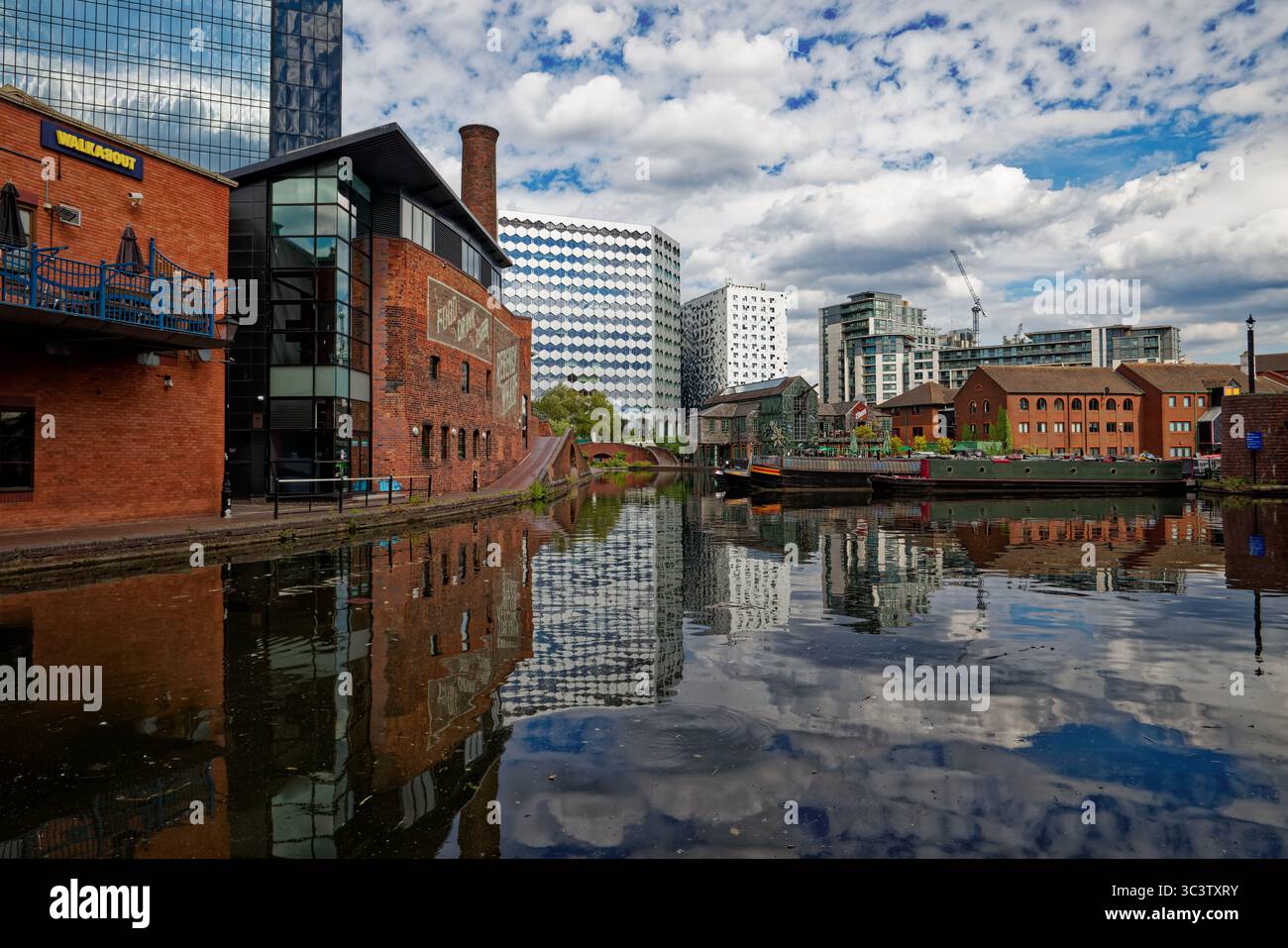 I moderni edifici di uffici si riflettono nelle acque tranquille dello storico bacino di gas Street nel centro di Birmingham, in Inghilterra. Foto Stock