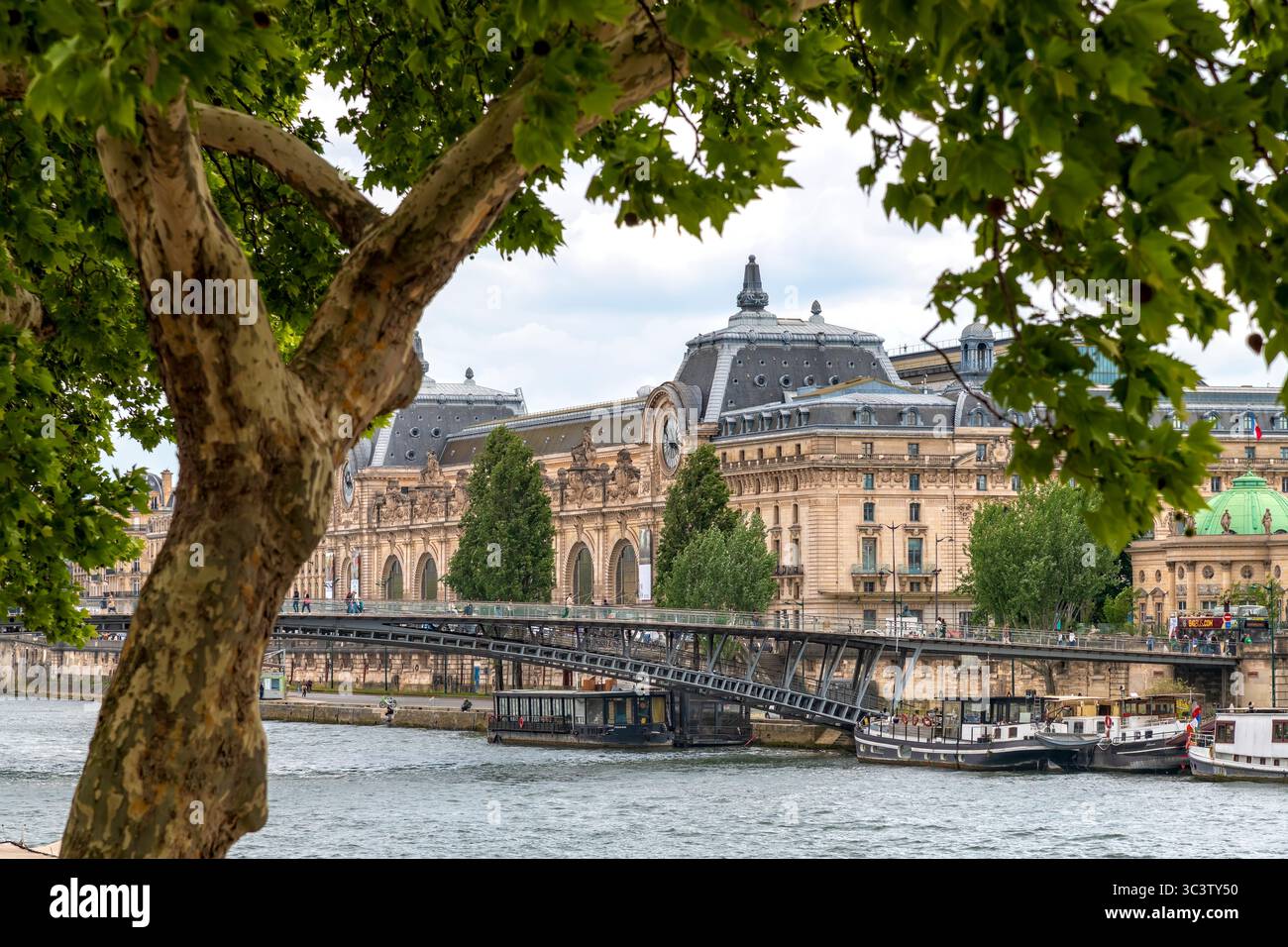 Parigi, Francia - 6 maggio 2025: Il Musée d'Orsay di Parigi, un rinomato museo d'arte ospitato in un'ex stazione ferroviaria, la Gare d'Orsay, e una zona pedonale Foto Stock
