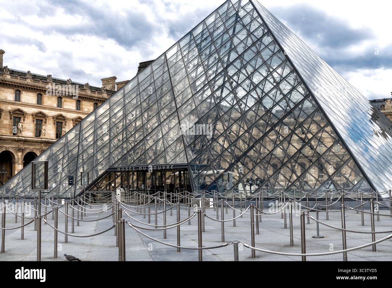 Parigi, Francia - 6 maggio 2025: Il Museo del Louvre, un museo nazionale d'arte a Parigi, Francia. Foto Stock