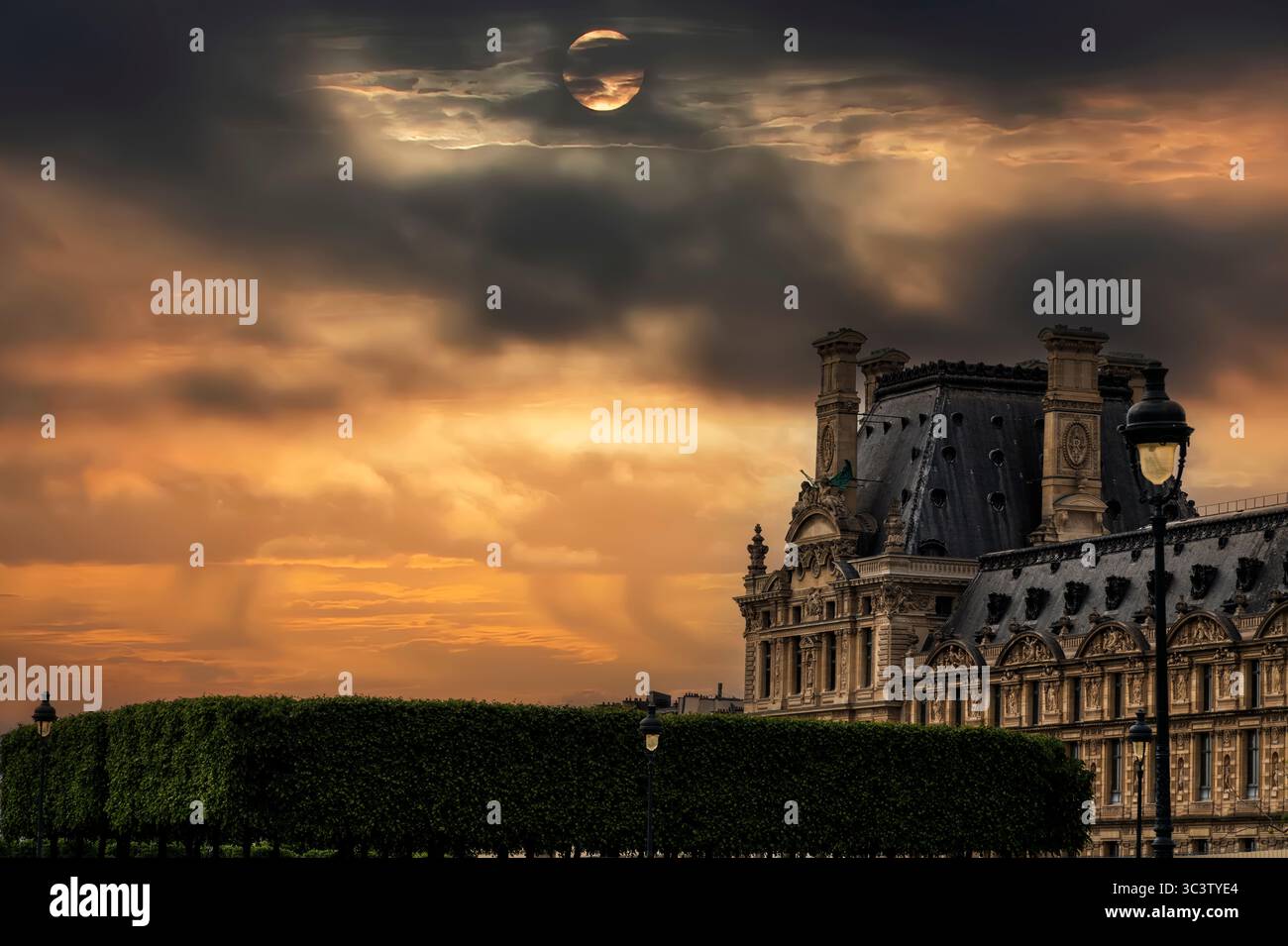 Parigi, Francia - 6 maggio 2025: Cieli bui sul cortile del Museo del Louvre di Parigi, Francia. Foto Stock