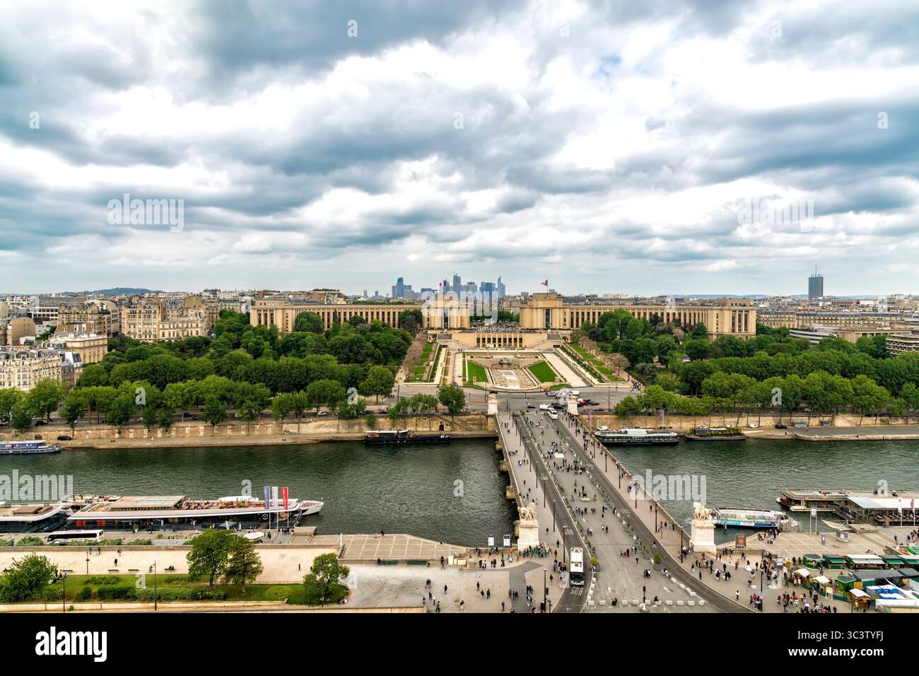 Parigi, Francia - 7 maggio 2025: Ampia vista del Palais de Chaillot, in Place du Trocadero, costruito per le esposizioni internazionali a Parigi, Francia. Foto Stock