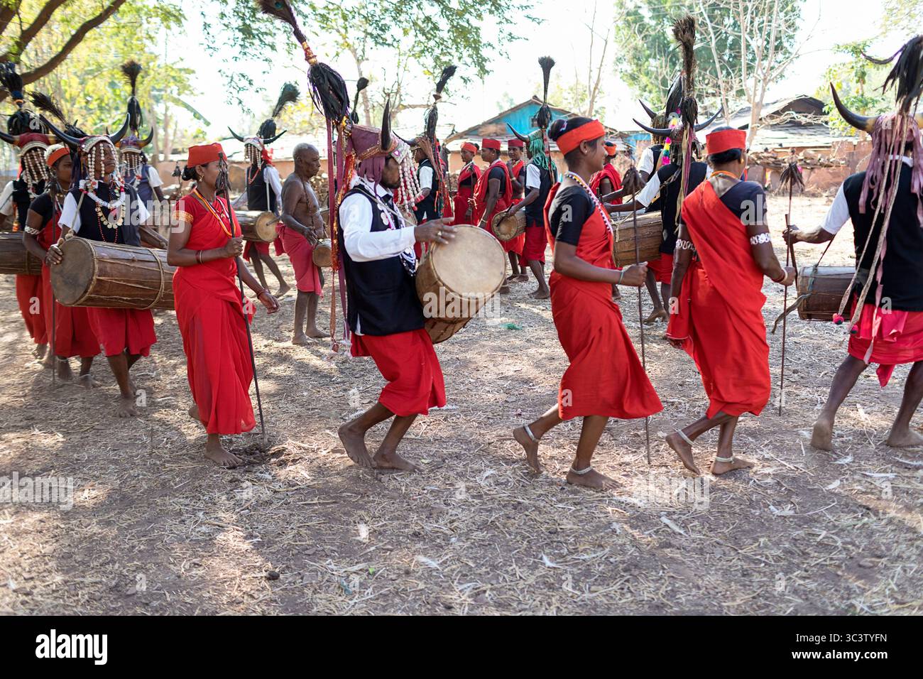 La tribù dei Bison-Horn Maria in costumi tradizionali esegue danze tradizionali, danze e suona alla batteria nella regione bastare, Chhattisgarh Foto Stock