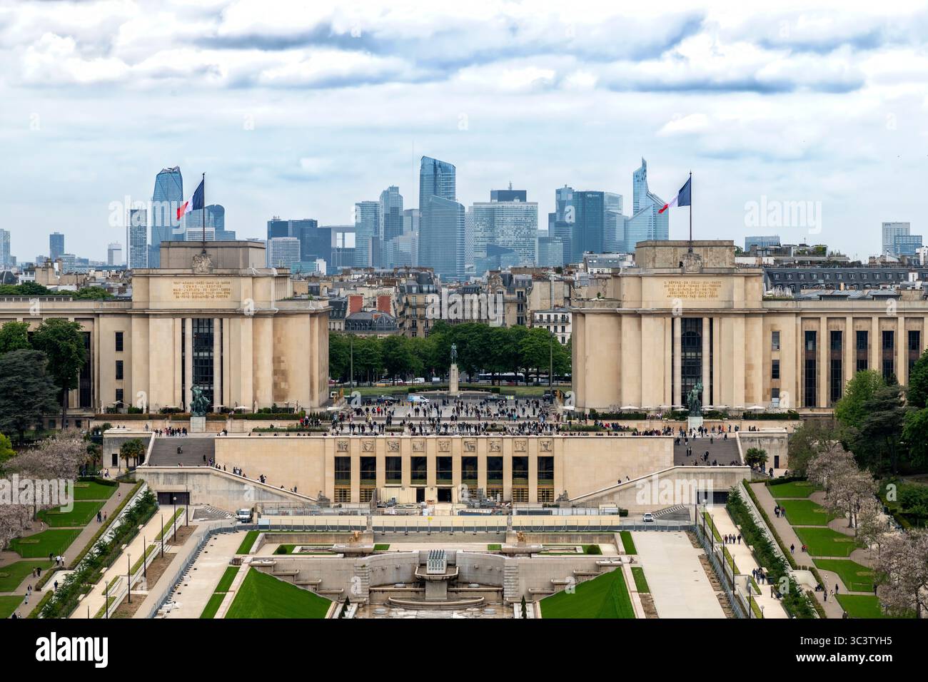 Parigi, Francia - 7 maggio 2025: Ampia vista del Palais de Chaillot, in Place du Trocadero, costruito per le esposizioni internazionali a Parigi, Francia. Foto Stock