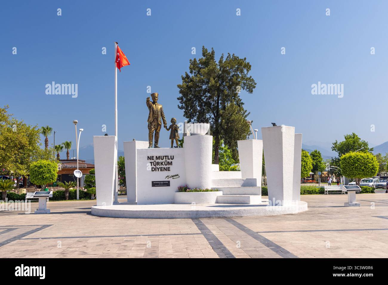 Monumento Mustafa Kemal Atatürk in una piazza accanto al porto di Fethiye, provincia di Mugla, Turchia Foto Stock
