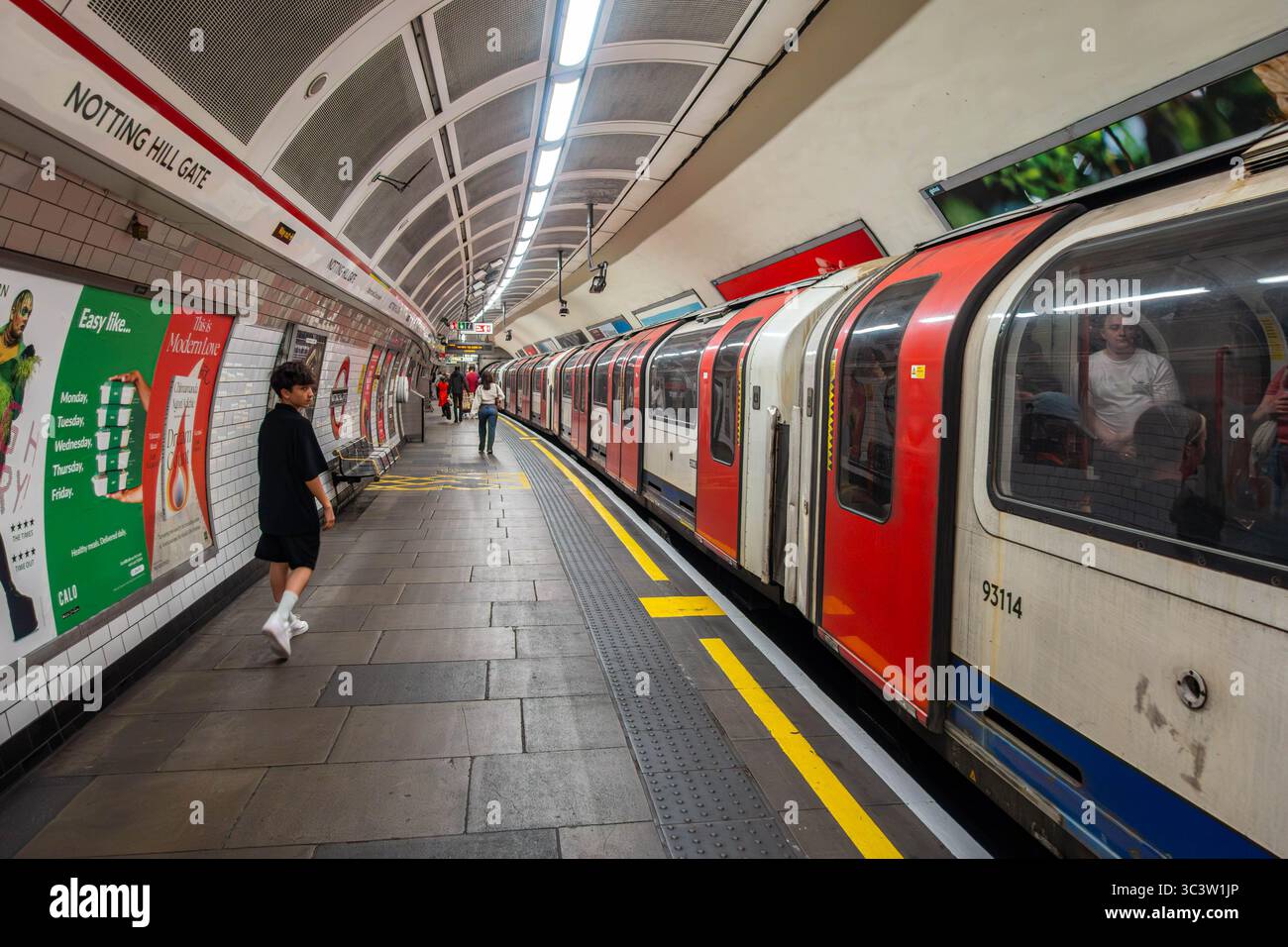 Un treno parte dalla stazione della metropolitana di Notting Hill Gate London sulla Central Line. Foto Stock