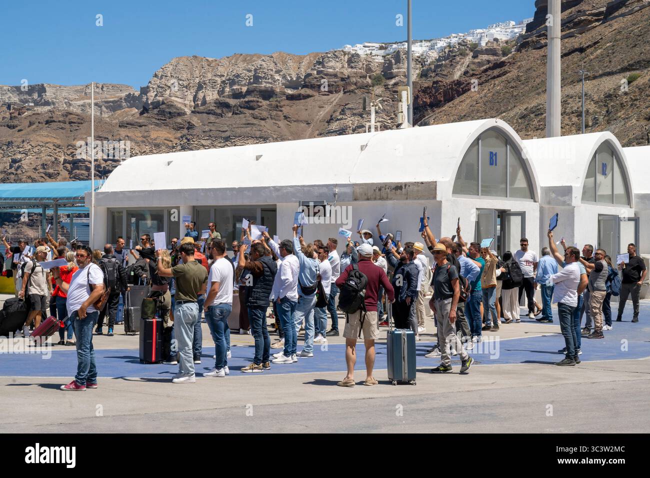 Griechenland, Kykladen, Santorini, Fira, Fährhafen Athinios Foto Stock