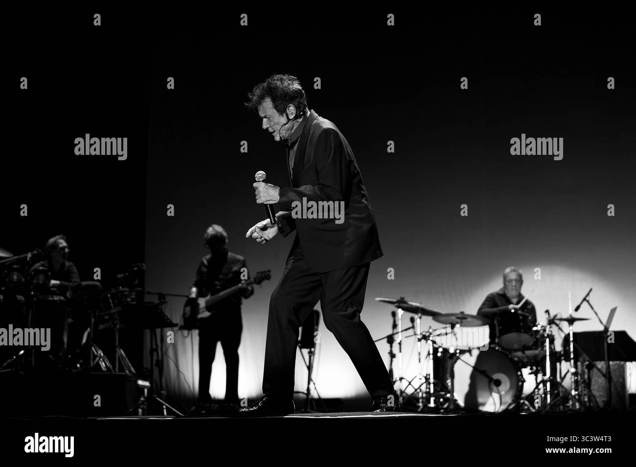 Salerno, Italia. 26 luglio 2025. Salerno, Italia. Massimo Ranieri (alias Giovanni Calone) si esibisce dal vivo alla Grand Events Arena durante SALERNOSOUNDS 2025 a Salerno, SA, Italia. 27 luglio 2025. Credito: SOPA Images Limited/Alamy Live News Foto Stock