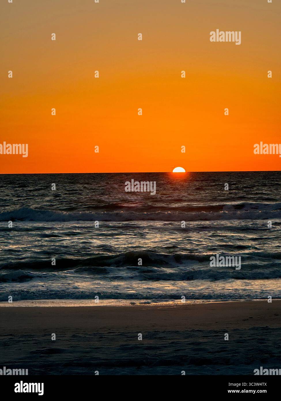 Surf luccicante al tramonto - Immagine stock catturata con smartphone