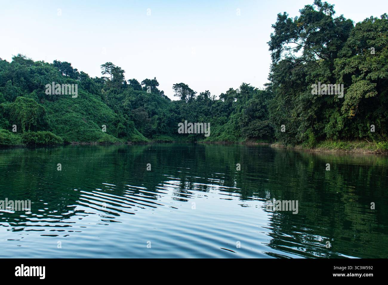Splendido paesaggio naturale di colline e lago Kaptai a Rangamati Foto Stock