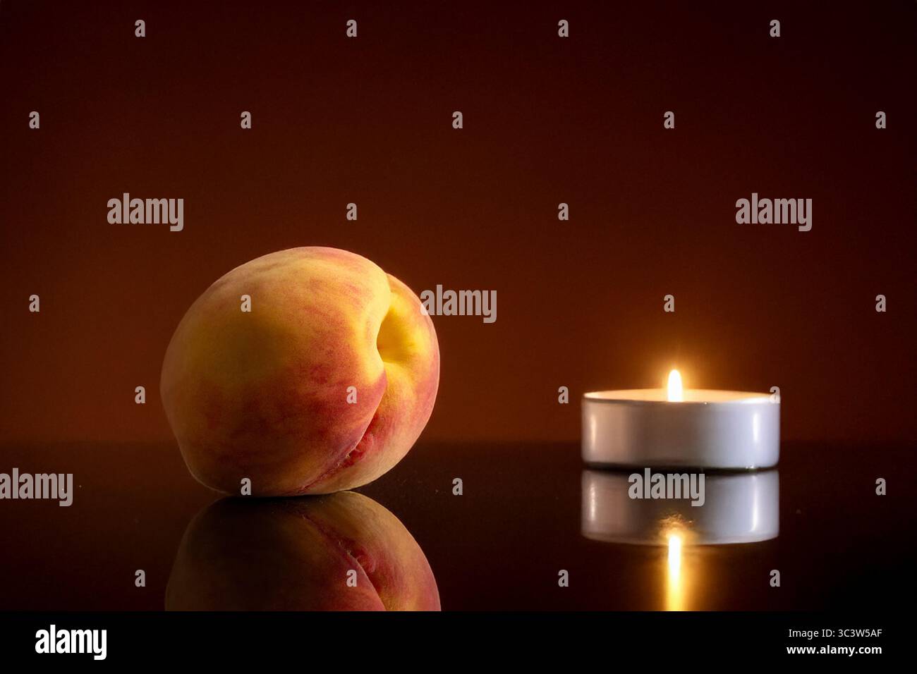 Pesche succose isolate su sfondo nero, primo piano. Foto Stock