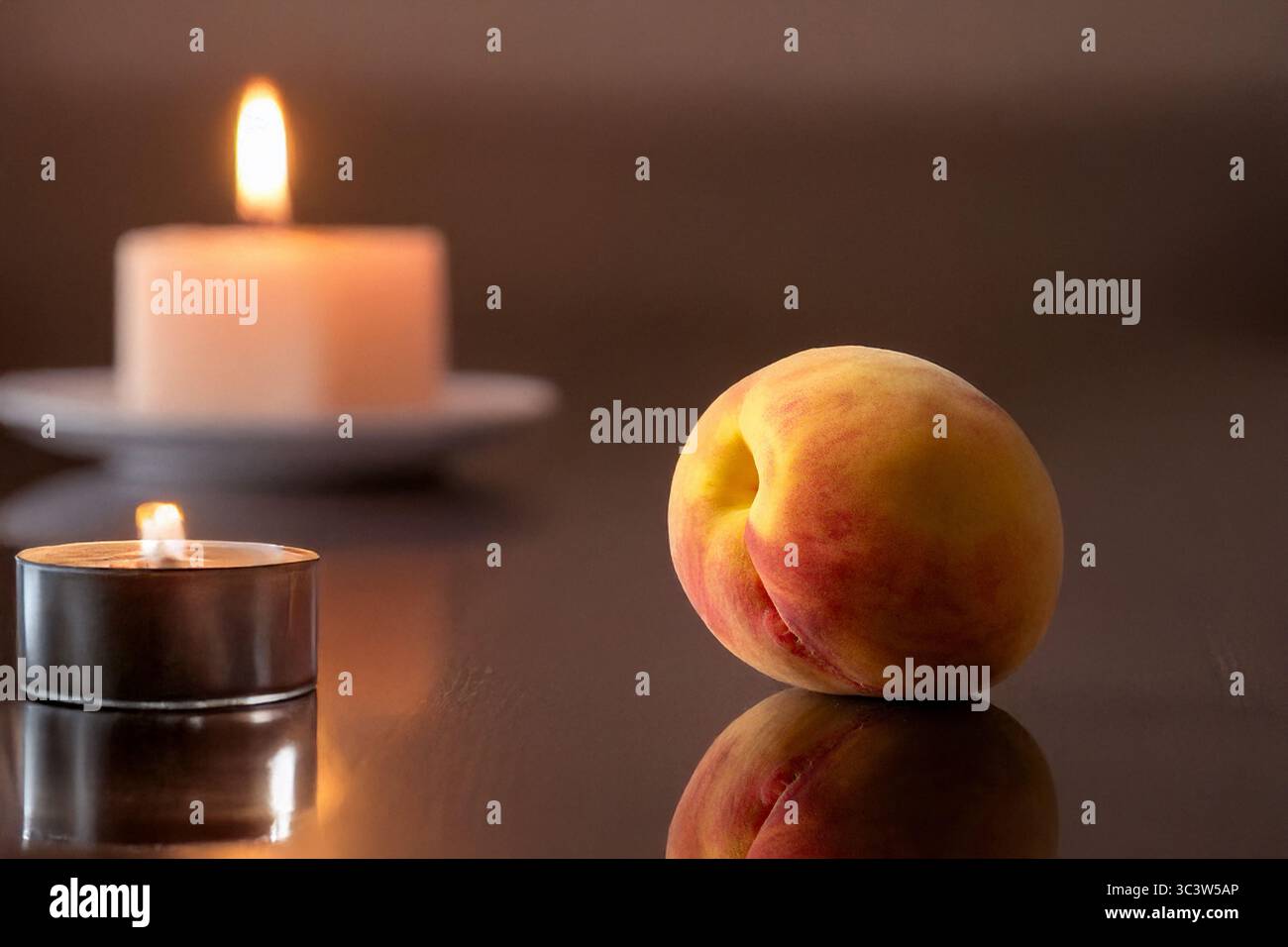 Pesche succose isolate su sfondo nero, primo piano. Foto Stock