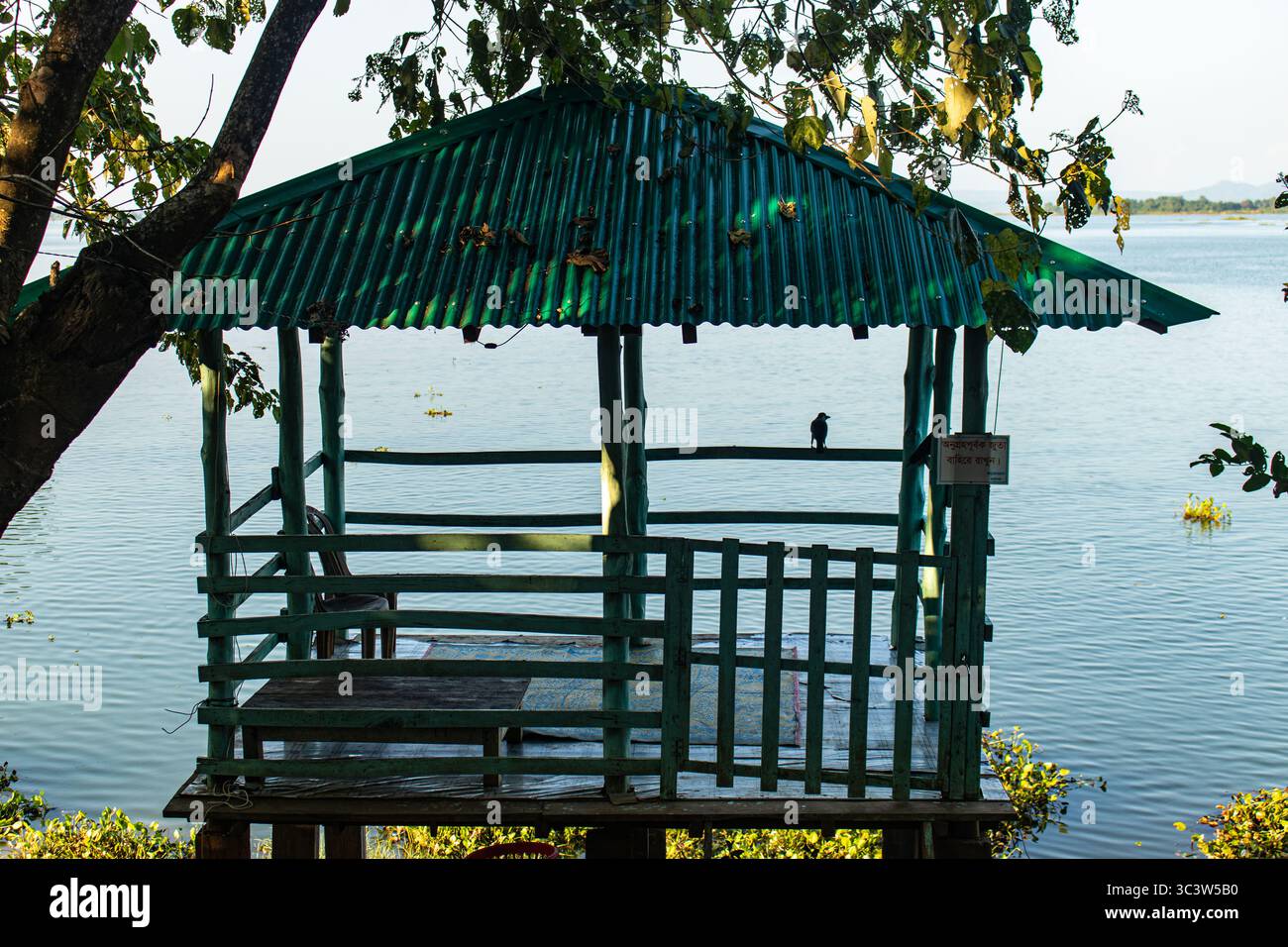 Splendido posto accanto al lago Kaptai con una casa di riposo in legno Foto Stock