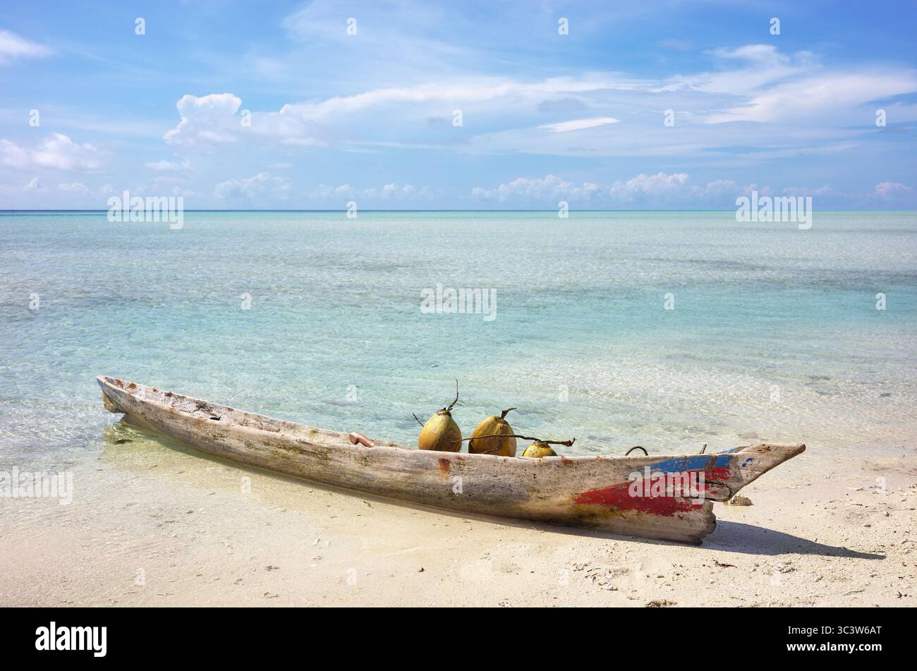 Noci di cocco in una barca di legno al largo della spiaggia di Timba, Isola di Timba, Borneo, Malesia. Foto Stock