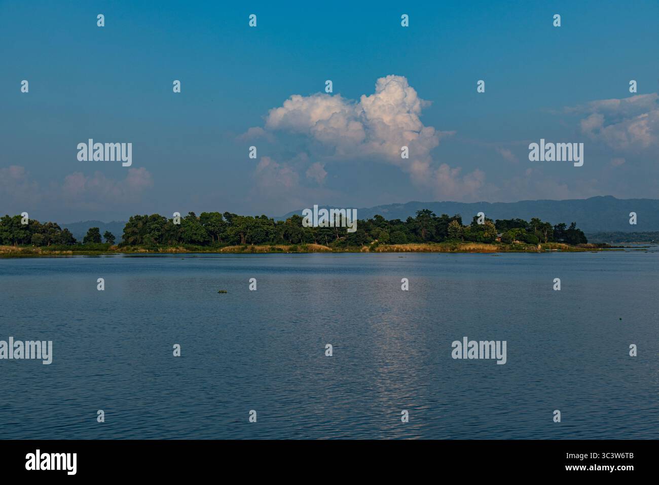 Acque cristalline del lago Kaptai che riflettono le verdi colline Foto Stock