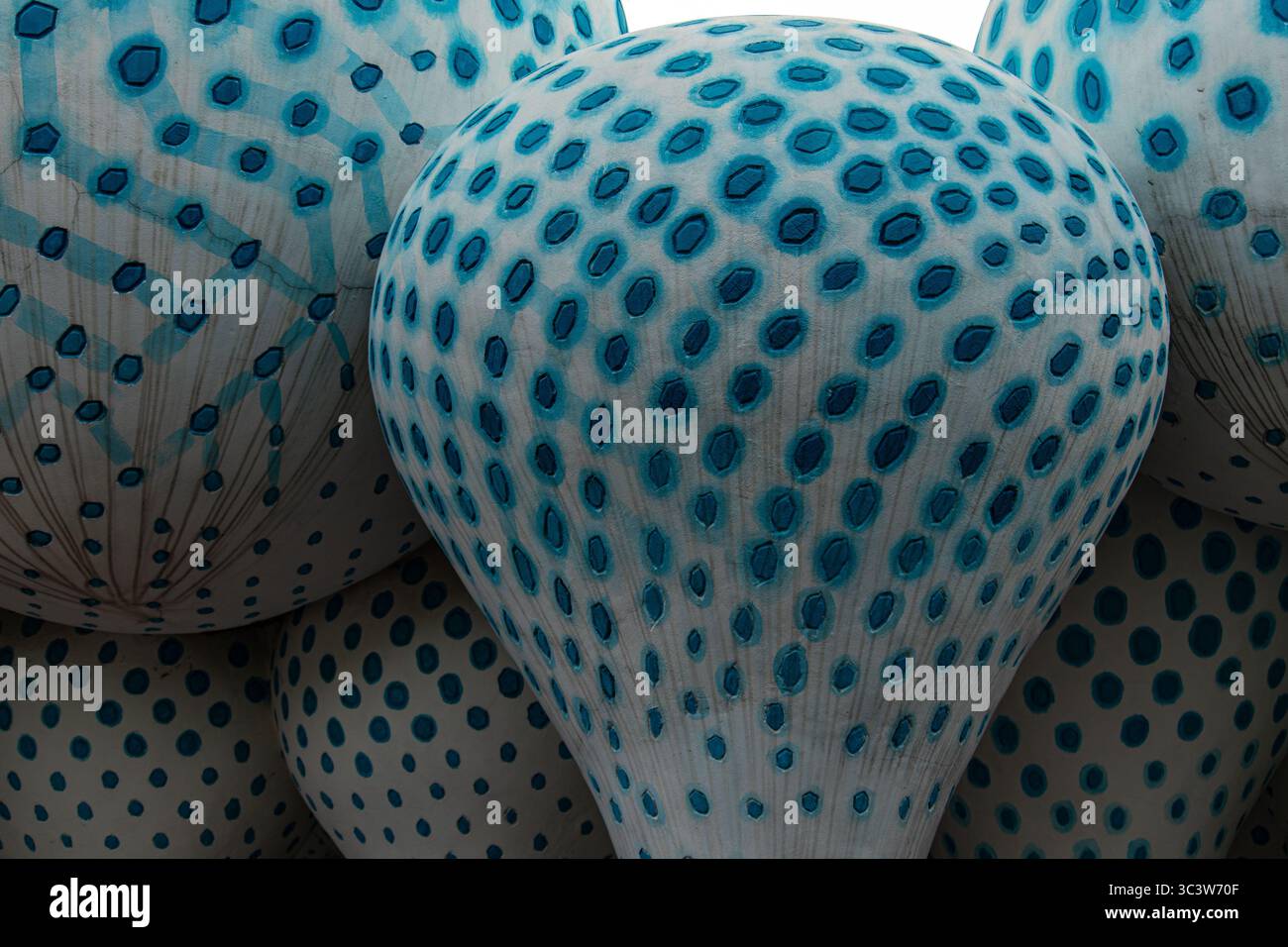 Colonna architettonica decorativa con parte superiore a cupola blu Foto Stock