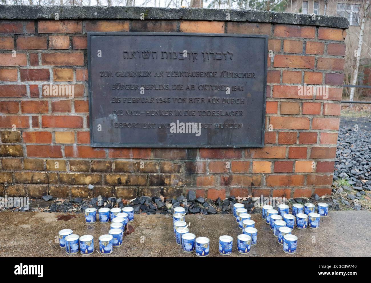 Candele commemorative lasciate al binario 17 Memorial alla stazione Grunewald (Das Mahnmal Gleis 17 am Bahnhof Grunewald) a Berlino, Germania, nel febbraio 2024. Foto Stock