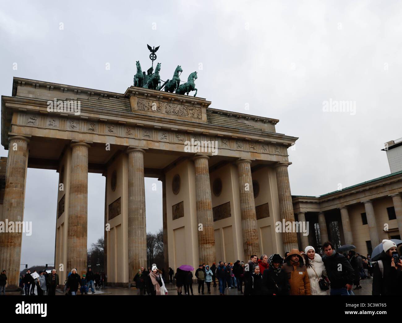 La porta di Brandeburgo (Brandenburger Tor) a Berlino, Germania, nel febbraio 2024. Foto di Raquel G. Frohlich. Foto Stock