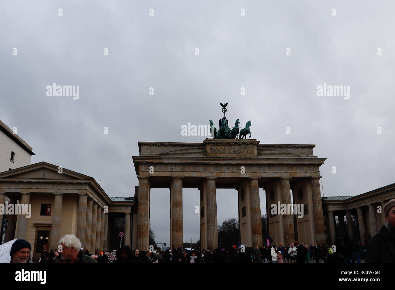La porta di Brandeburgo (Brandenburger Tor) a Berlino, Germania, nel febbraio 2024. Foto di Raquel G. Frohlich. Foto Stock