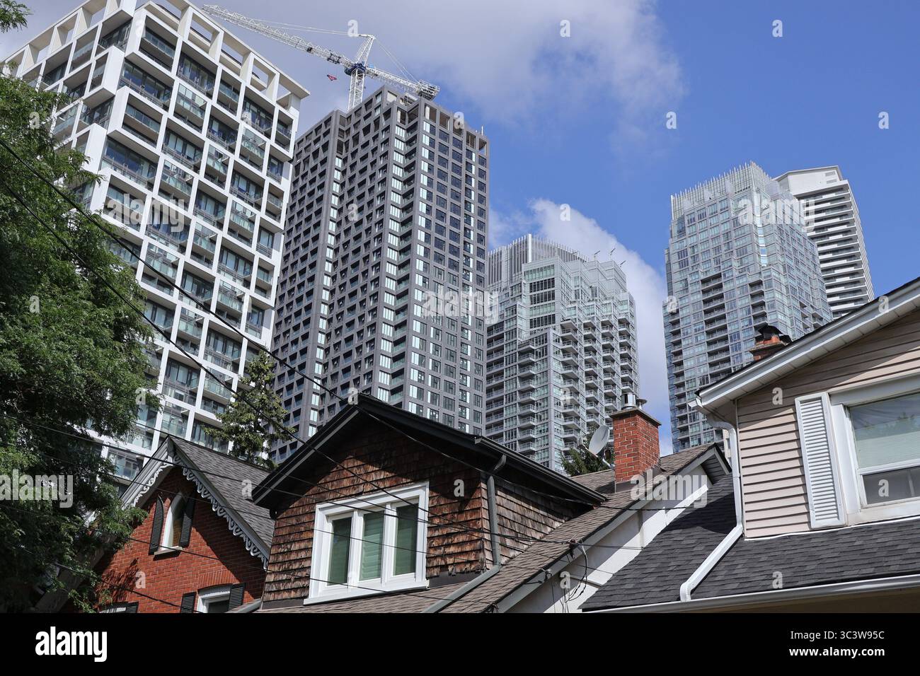 alti edifici di appartamenti vicino al tradizionale quartiere residenziale di case unifamiliari Foto Stock