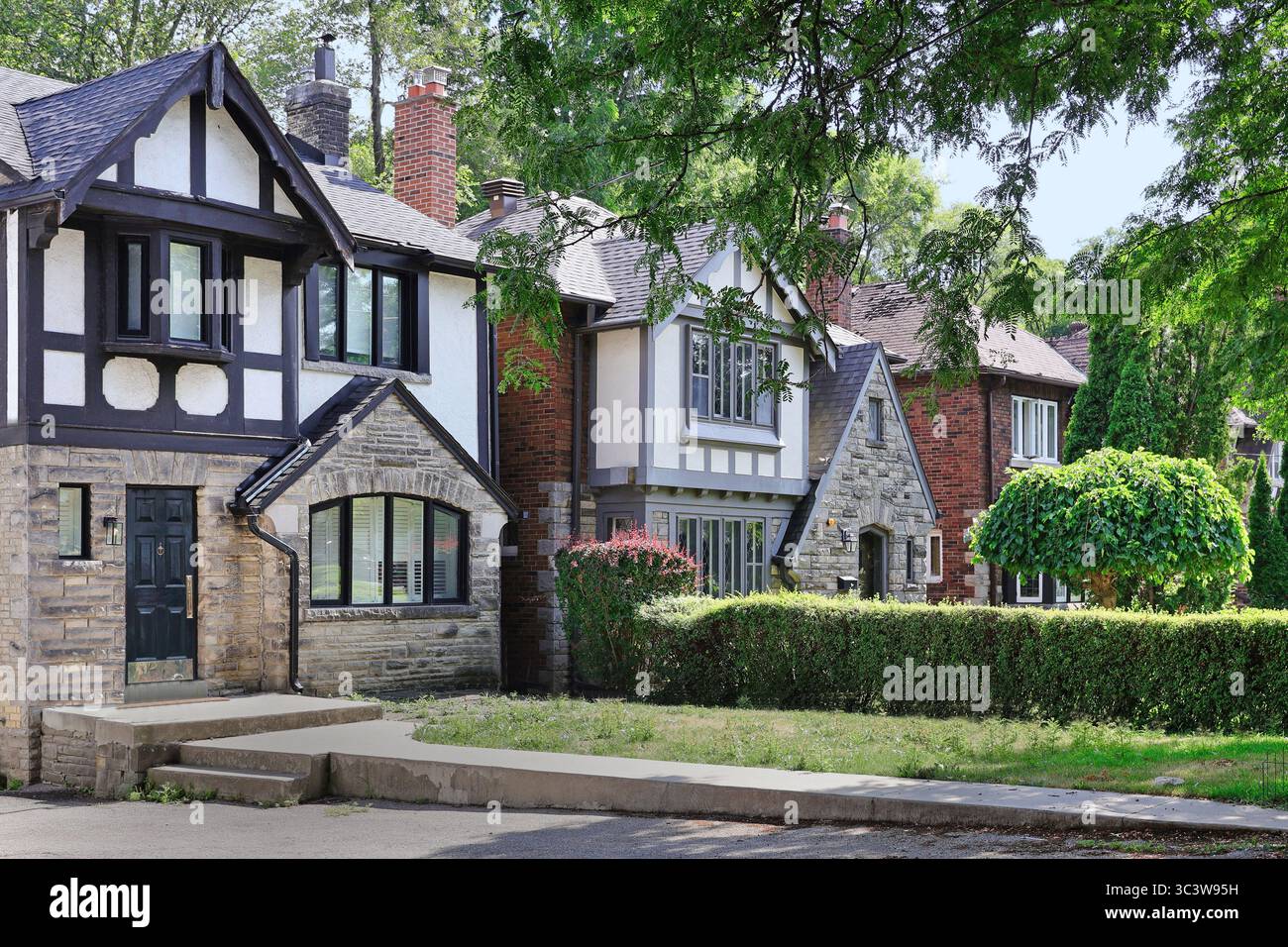 Vecchio quartiere residenziale con case in stile Tudor Foto Stock