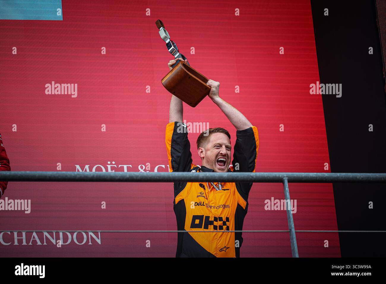 Rappresentante del team McLaren sul podio della gara, durante il GP del Belgio, Spa-Francorchamps 24-27 luglio 2025 Formula 1 Campionato del mondo 2025. Foto Stock