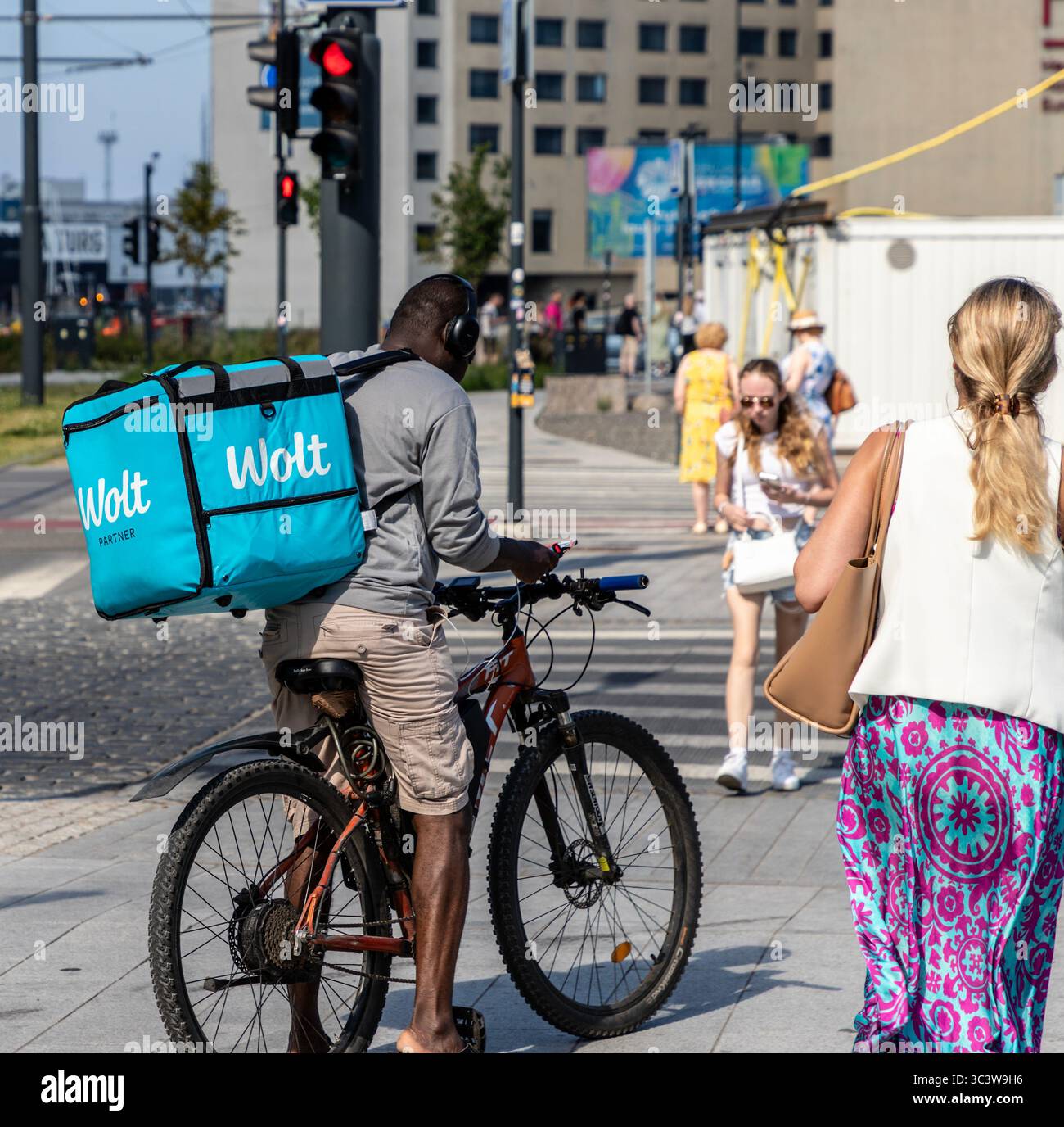 Un corriere di biciclette Wolt a Tallinn. Foto Stock
