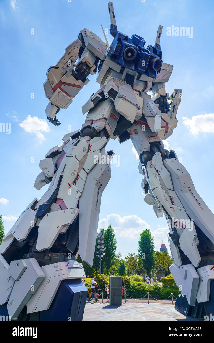 Tokyo, Giappone - 13 ottobre 2024, vista verticale della statua di diciotto metri di Gundam RX-0 Unicorn della popolare serie anime, sull'isola di Odaiba vicino alla facciata Foto Stock