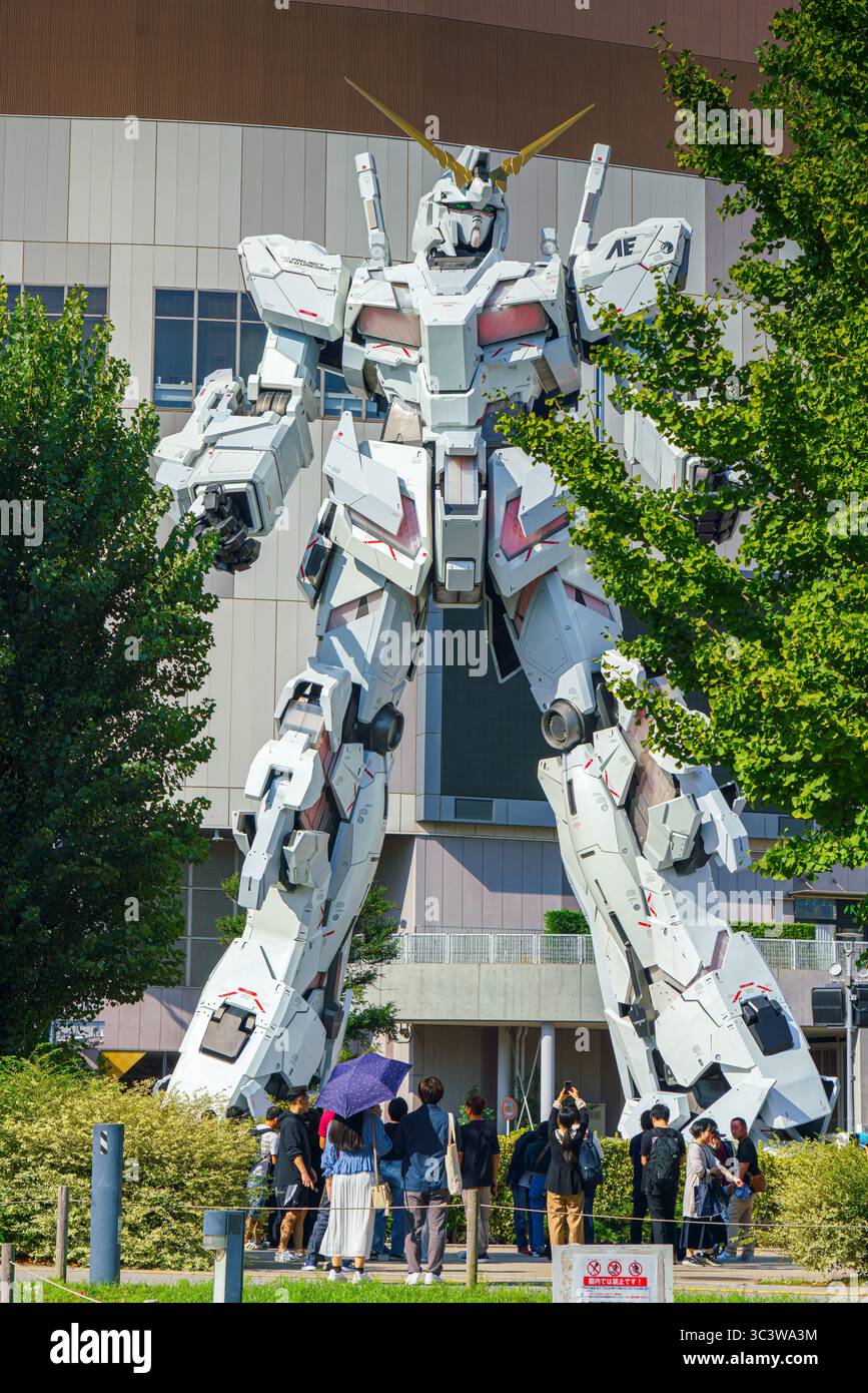 Tokyo, Giappone - 13 ottobre 2024, vista verticale della statua di diciotto metri di Gundam RX-0 Unicorn della popolare serie anime, sull'isola di Odaiba vicino alla facciata Foto Stock