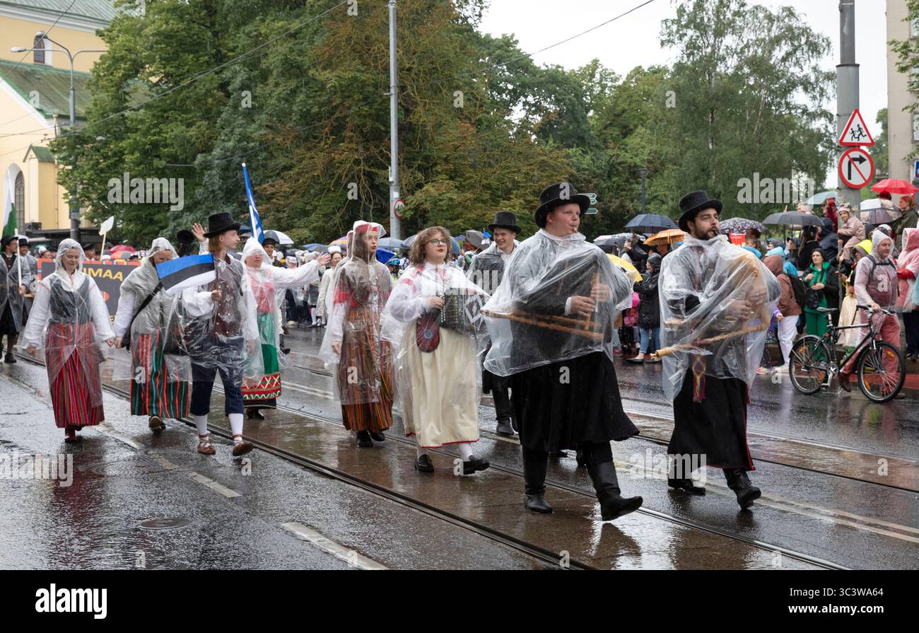 Tallinn, Estonia, 5 luglio 2025: Persone in abbigliamento tradizionale per le strade di Tallinn durante il famoso festival di canto e danza Foto Stock