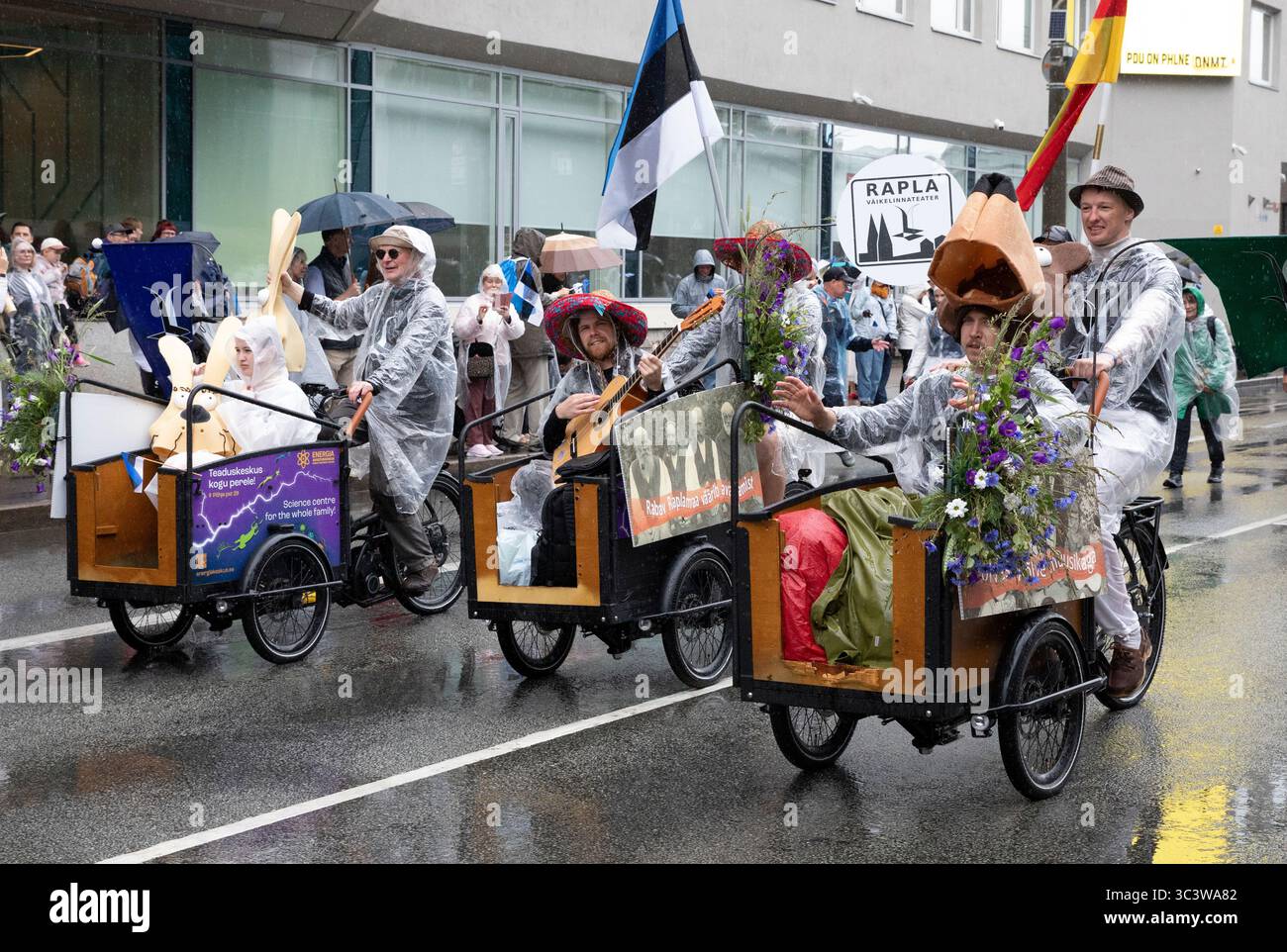 Tallinn, Estonia, 5 luglio 2025: Persone in abbigliamento tradizionale per le strade di Tallinn durante il famoso festival di canto e danza Foto Stock
