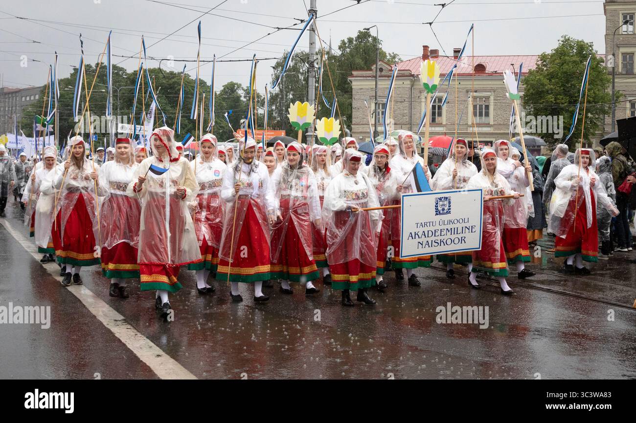 Tallinn, Estonia, 5 luglio 2025: Persone in abbigliamento tradizionale per le strade di Tallinn durante il famoso festival di canto e danza Foto Stock
