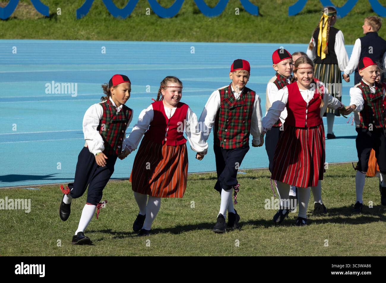 Tallinn, estonia, 4 luglio 2025: Ballerini popolari estoni che praticano i loro passi Foto Stock