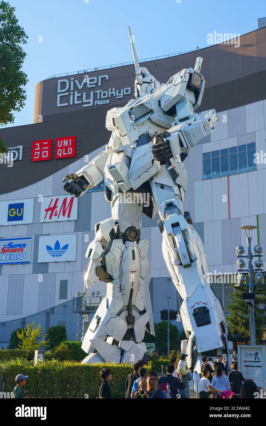Tokyo, Giappone - 13 ottobre 2024, vista verticale della statua di diciotto metri di Gundam RX-0 Unicorn della popolare serie anime, sull'isola di Odaiba vicino alla facciata Foto Stock