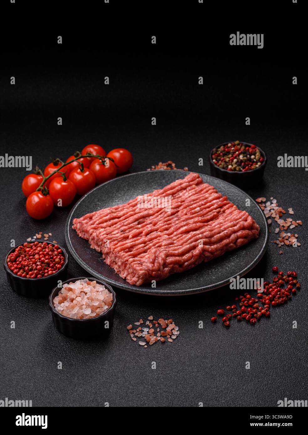 Carne di manzo macinata cruda, ingrediente per preparare cotolette o polpette. Carne cruda macinata per il vostro background Foto Stock