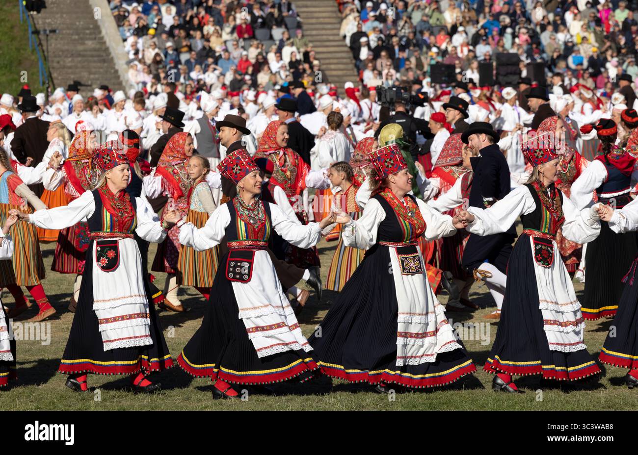 Tallinn, estonia, 4 luglio 2025: Ballerini popolari estoni che praticano i loro passi Foto Stock