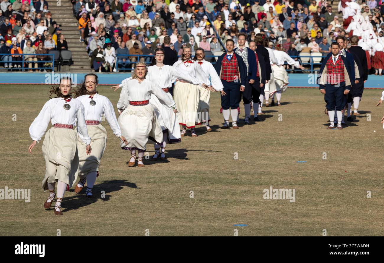 Tallinn, estonia, 4 luglio 2025: Ballerini popolari estoni che praticano i loro passi Foto Stock