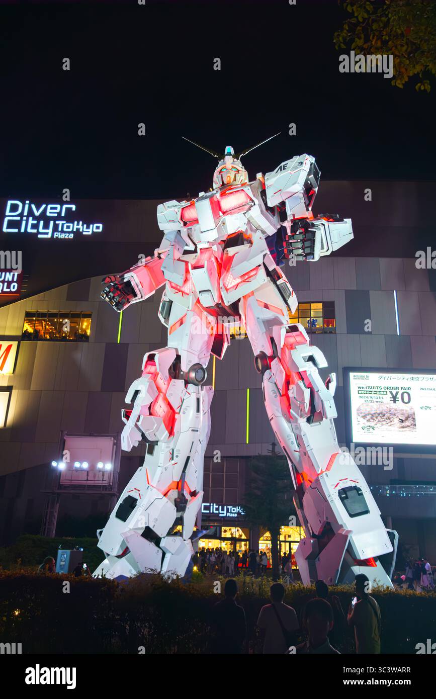Tokyo, Giappone - 13 ottobre 2024, vista verticale della statua di diciotto metri di Gundam RX-0 Unicorn della popolare serie anime, sull'isola di Odaiba vicino alla facciata Foto Stock