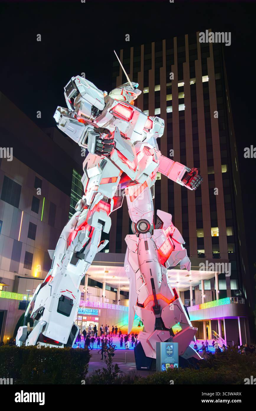 Tokyo, Giappone - 13 ottobre 2024, vista verticale della statua di diciotto metri di Gundam RX-0 Unicorn della popolare serie anime, sull'isola di Odaiba vicino alla facciata Foto Stock