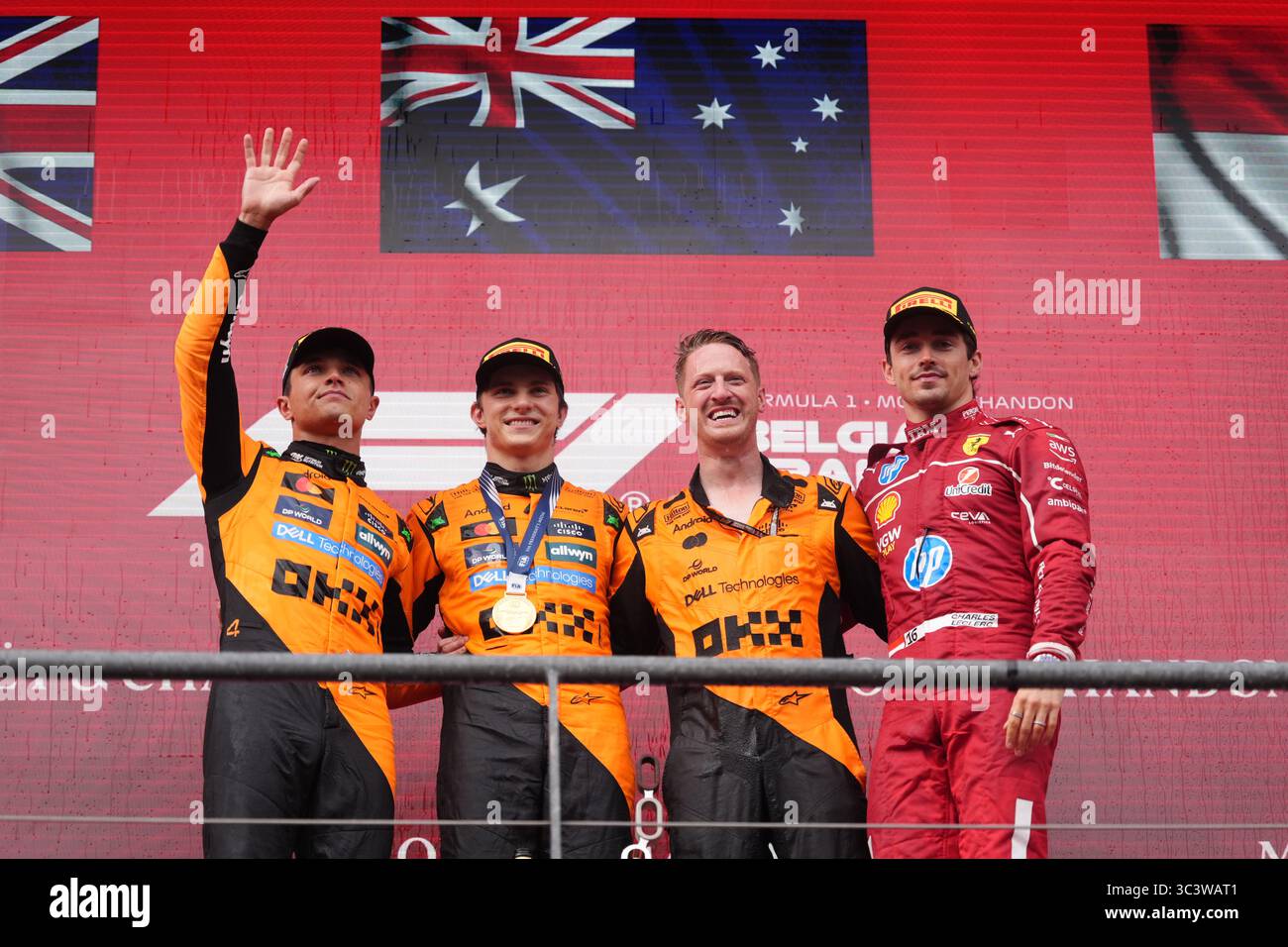 (Da sinistra a destra) Lando Norris di McLaren, Oscar Piastri, delegato del trofeo McLaren, e Charles Leclerc di Ferrari sul podio dopo il Gran Premio di F1 del Belgio 2025 sul circuito di Spa-Francorchamps, Stavelot, Belgio. Data foto: Domenica 27 luglio 2025. Foto Stock