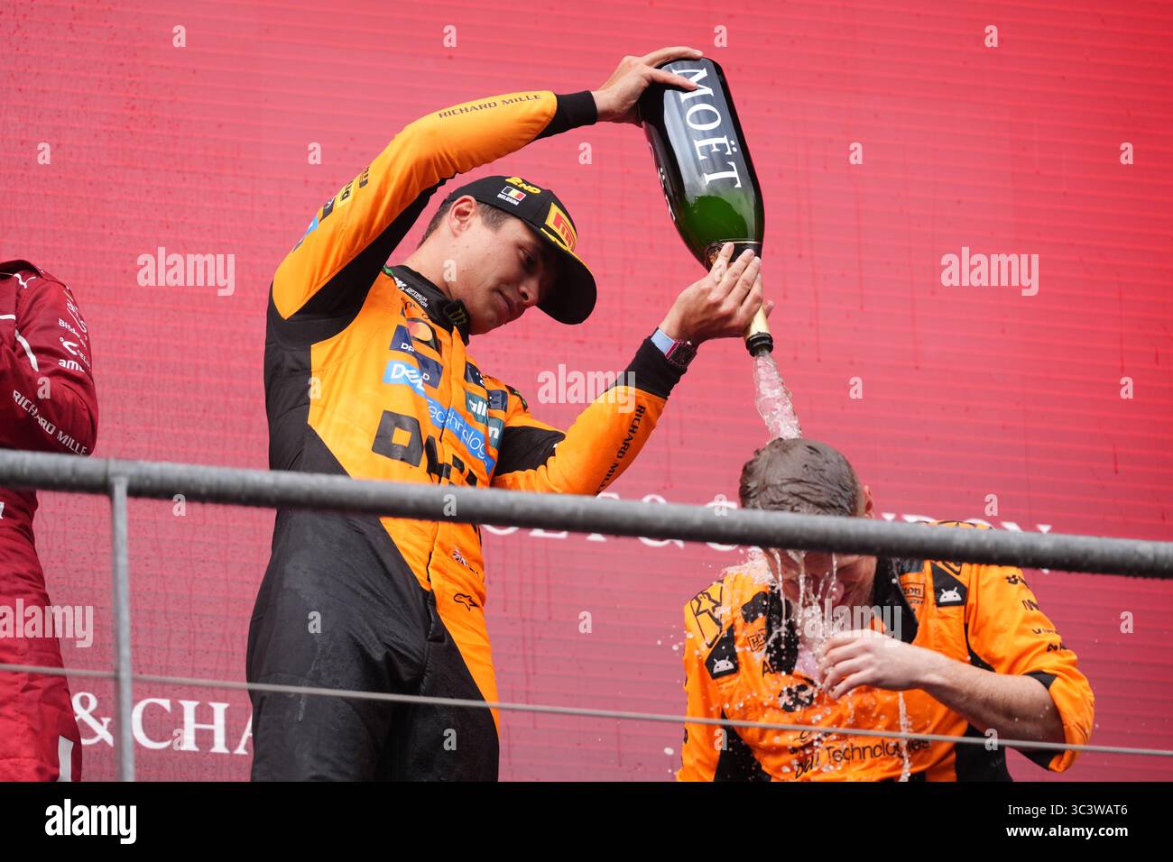 L'Oscar Piastri di McLaren festeggia con il delegato del trofeo McLaren sul podio dopo aver vinto il Gran Premio di F1 del Belgio 2025 sul circuito di Spa-Francorchamps, Stavelot, Belgio. Data foto: Domenica 27 luglio 2025. Foto Stock